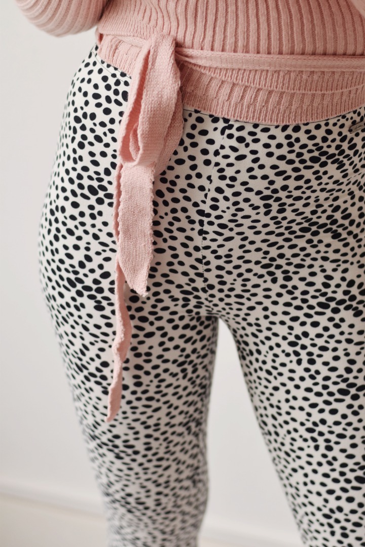 OUT OF STOCK | Stippen flared broek wit zwart - Broeken - Noor Amsterdam